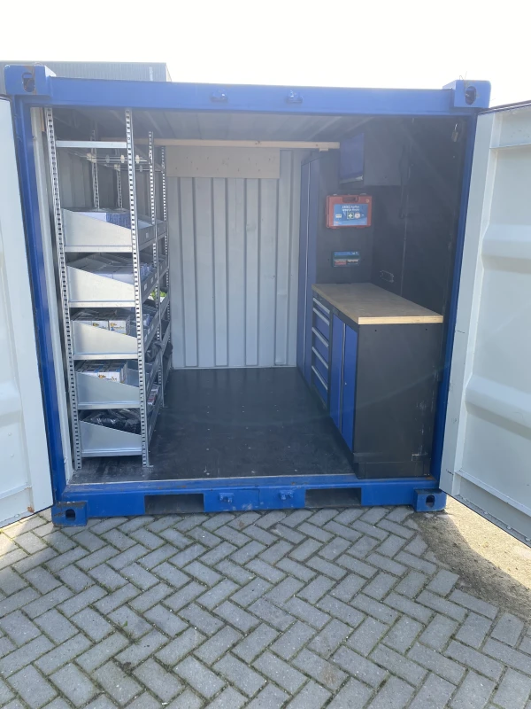 Product image for 8-voets materialencontainer met stellingen en werkbank Huurprijs Per week